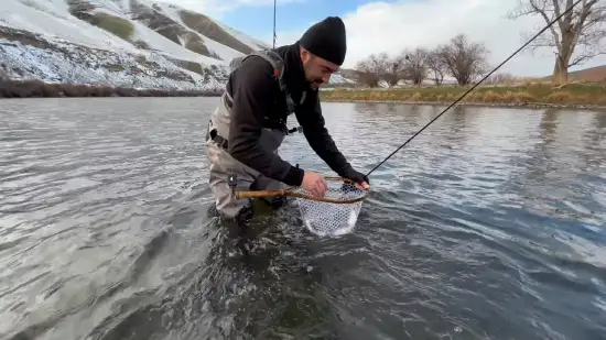 Can I keep my feet warm in wet waders boots when Fishing