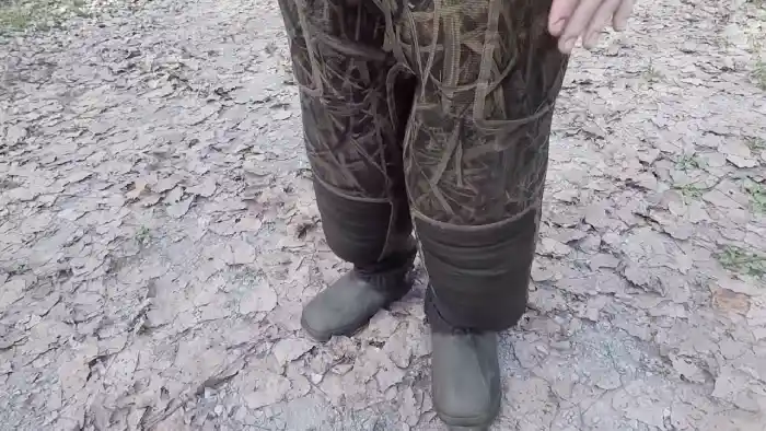 do you wear shoes inside waders