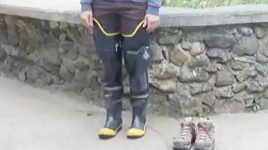 What are the straps on hip waders for